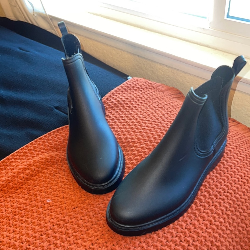 Black matte boots